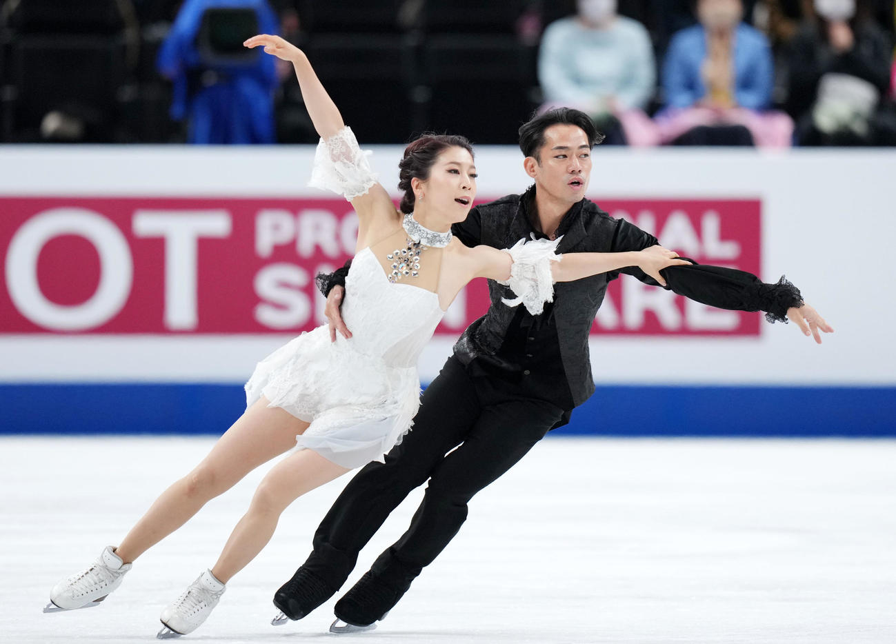 アイスダンスFDの演技をする「かなだい」村元（左）高橋組（撮影・横山健太）