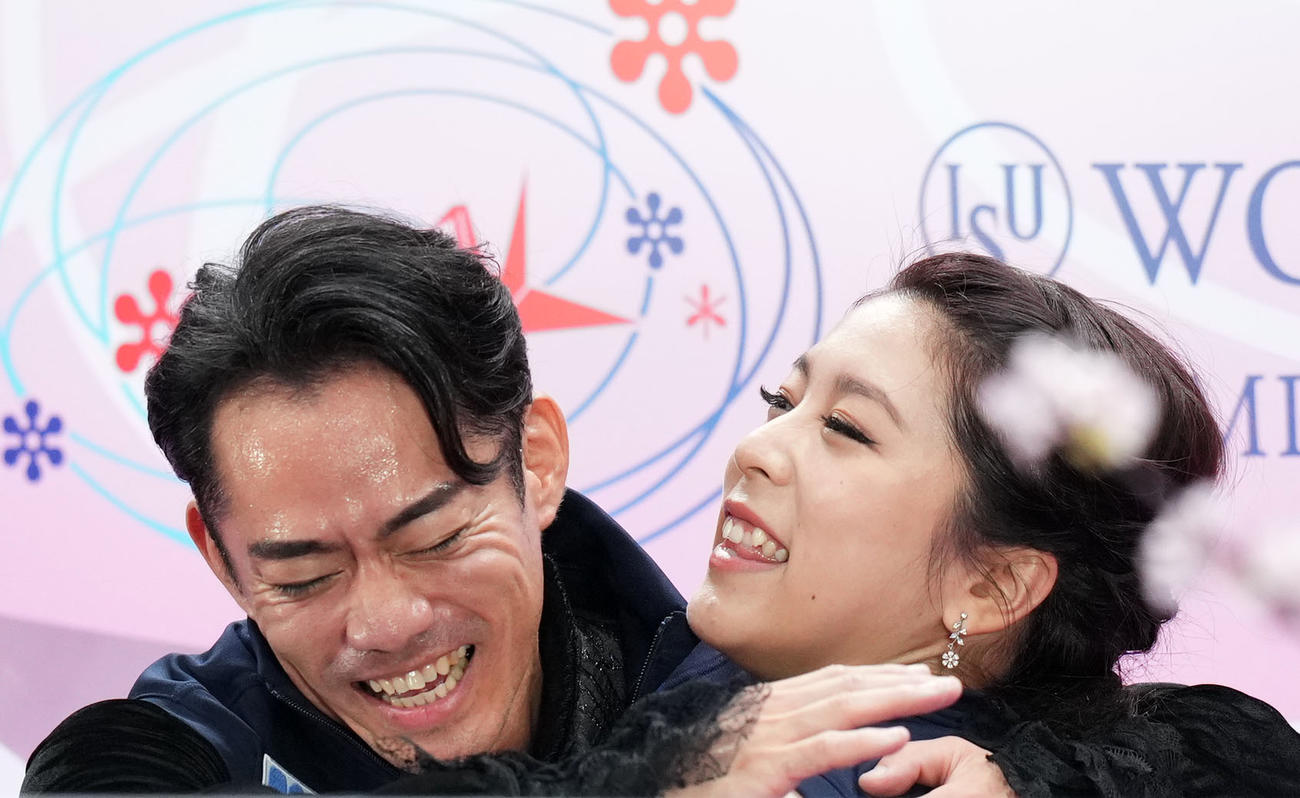 得点が表示され抱き合う「かなだい」村元（右）高橋組（撮影・横山健太）