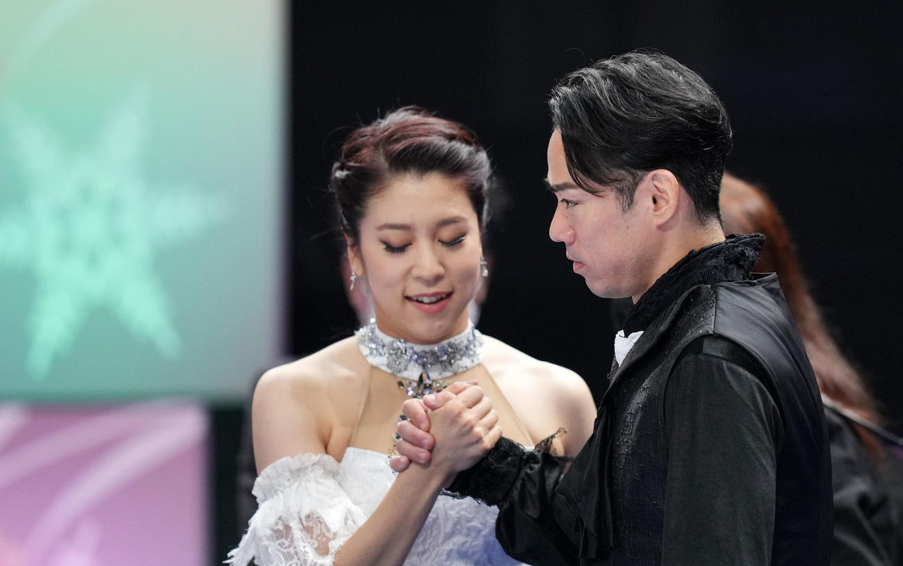 固く握手を交わしリンクへ向かう「かなだい」村元（左）高橋組（撮影・横山健太）