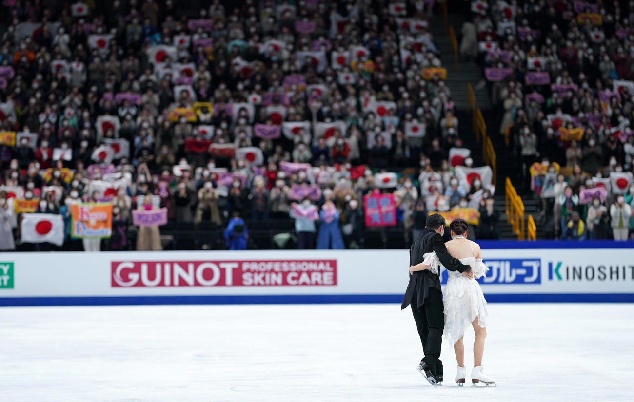 アイスダンスフリーの演技を終え抱き合う「かなだい」村元（右）高橋組（撮影・横山健太）