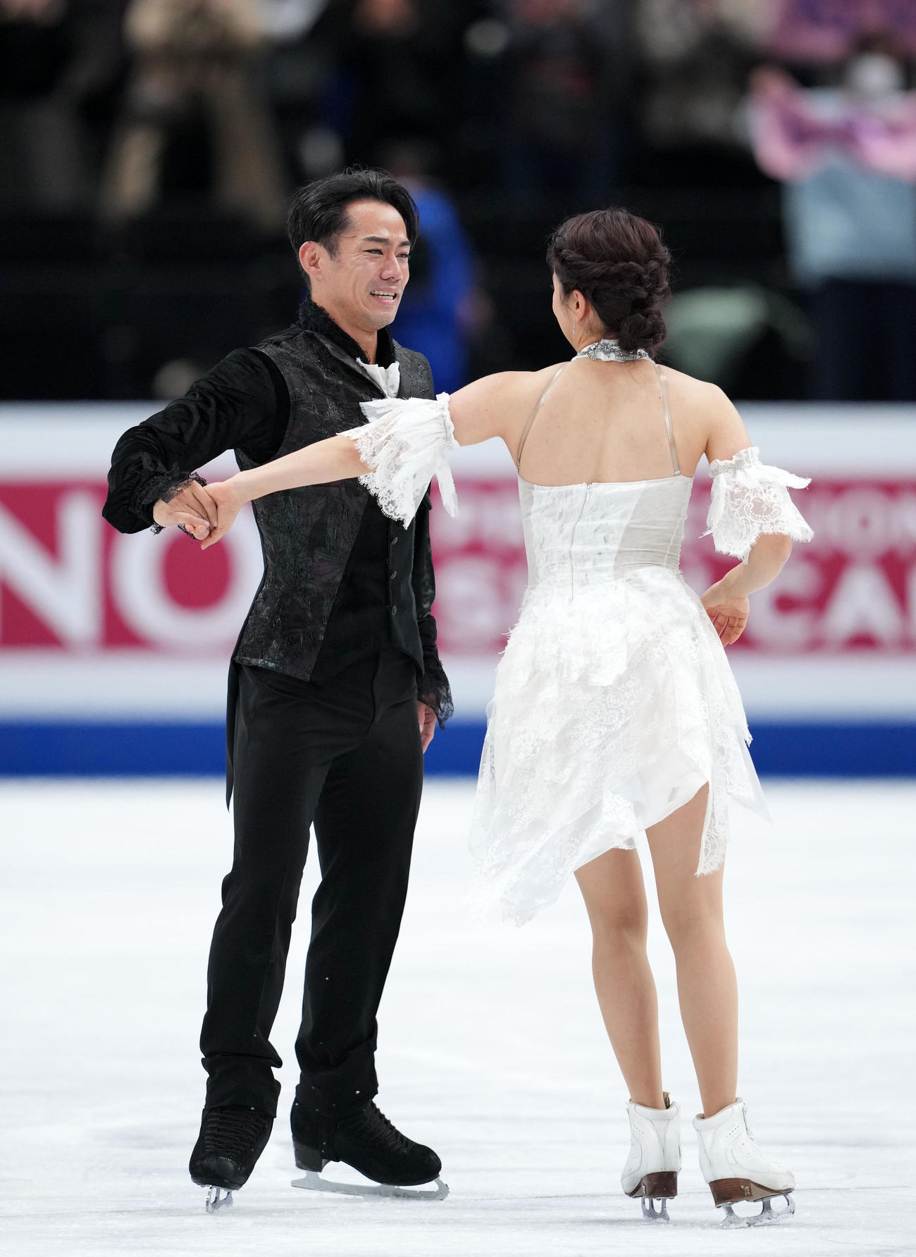 アイスダンスフリーの演技を終え抱き合う「かなだい」村元（右）高橋組（撮影・横山健太）