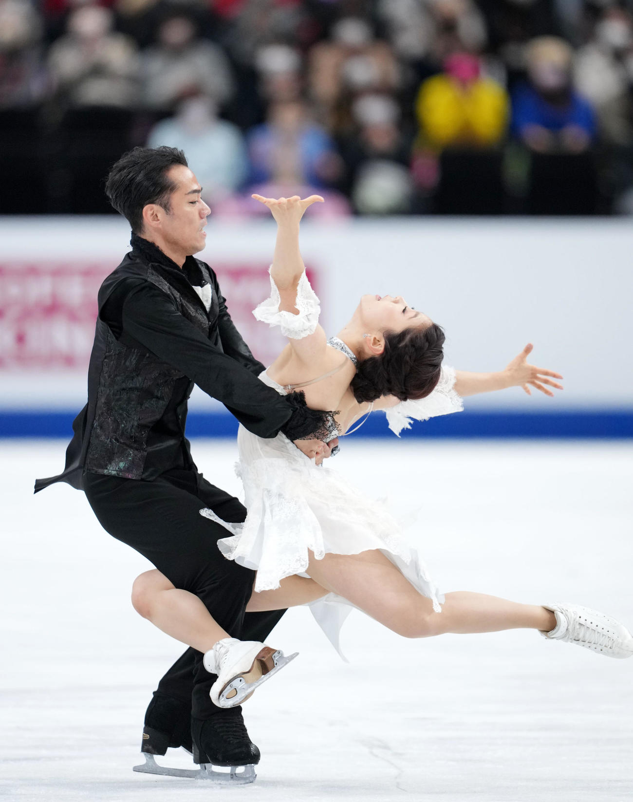 アイスダンスフリーの演技をする「かなだい」村元（右）高橋組（撮影・横山健太）