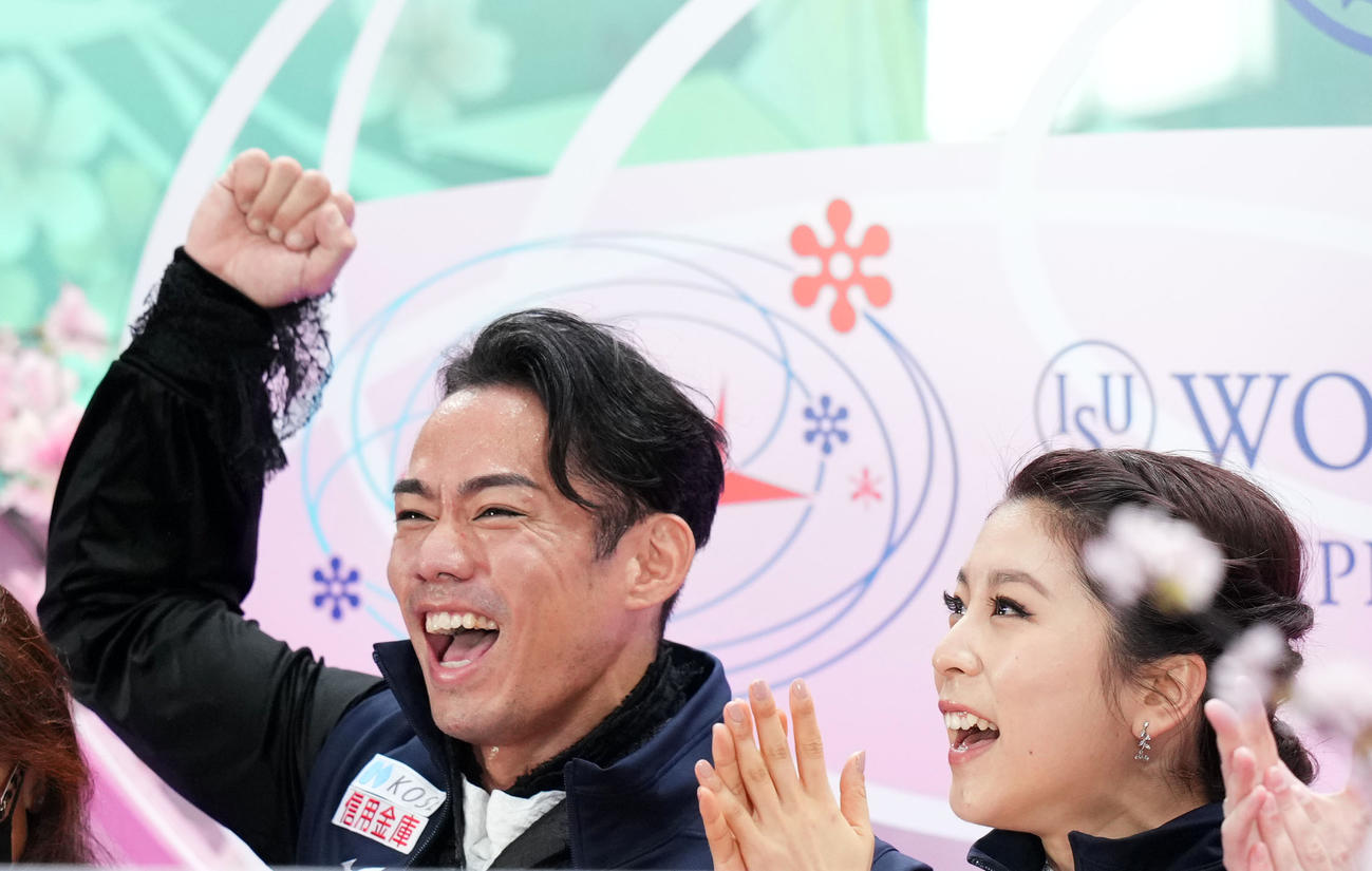 得点が表示されガッツポーズする「かなだい」村元（右）高橋組（撮影・横山健太）