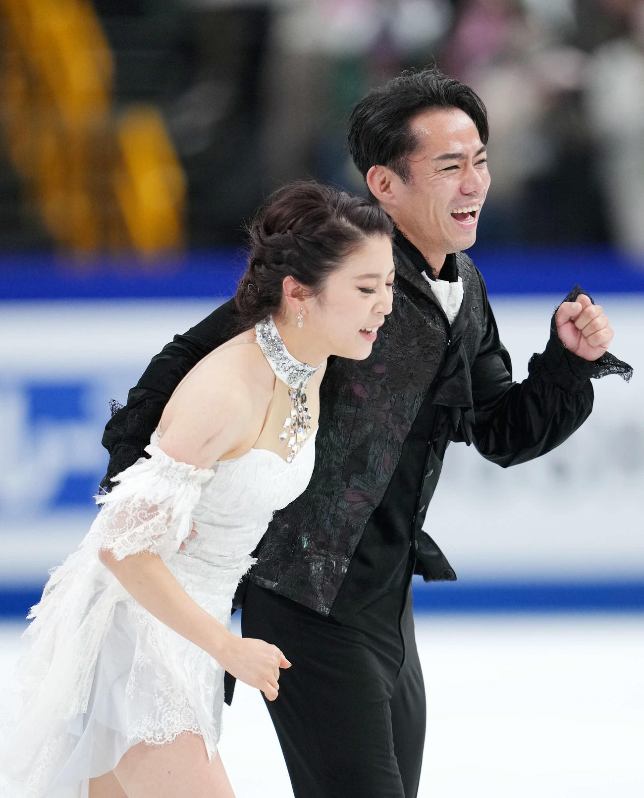 アイスダンスFDの演技を終えガッツポーズする「かなだい」村元（左）高橋組（撮影・横山健太）