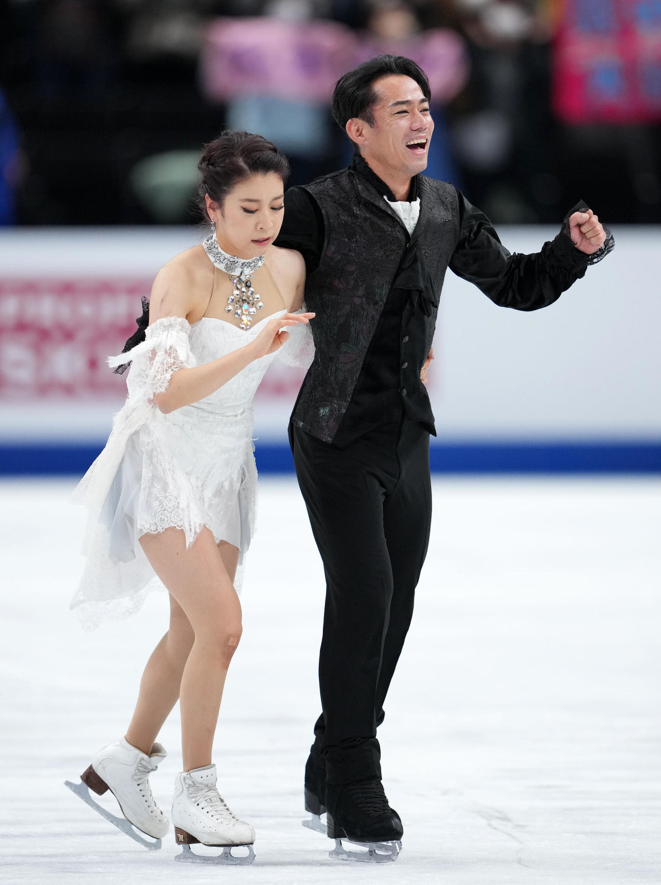 アイスダンスフリーの演技を終えガッツポーズするかなだい