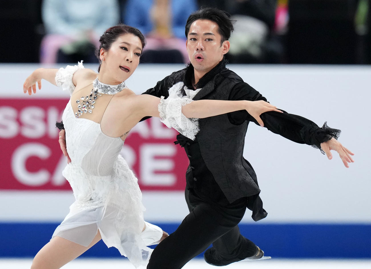 アイスダンスFDの演技をする「かなだい」村元（左）高橋組（撮影・横山健太）