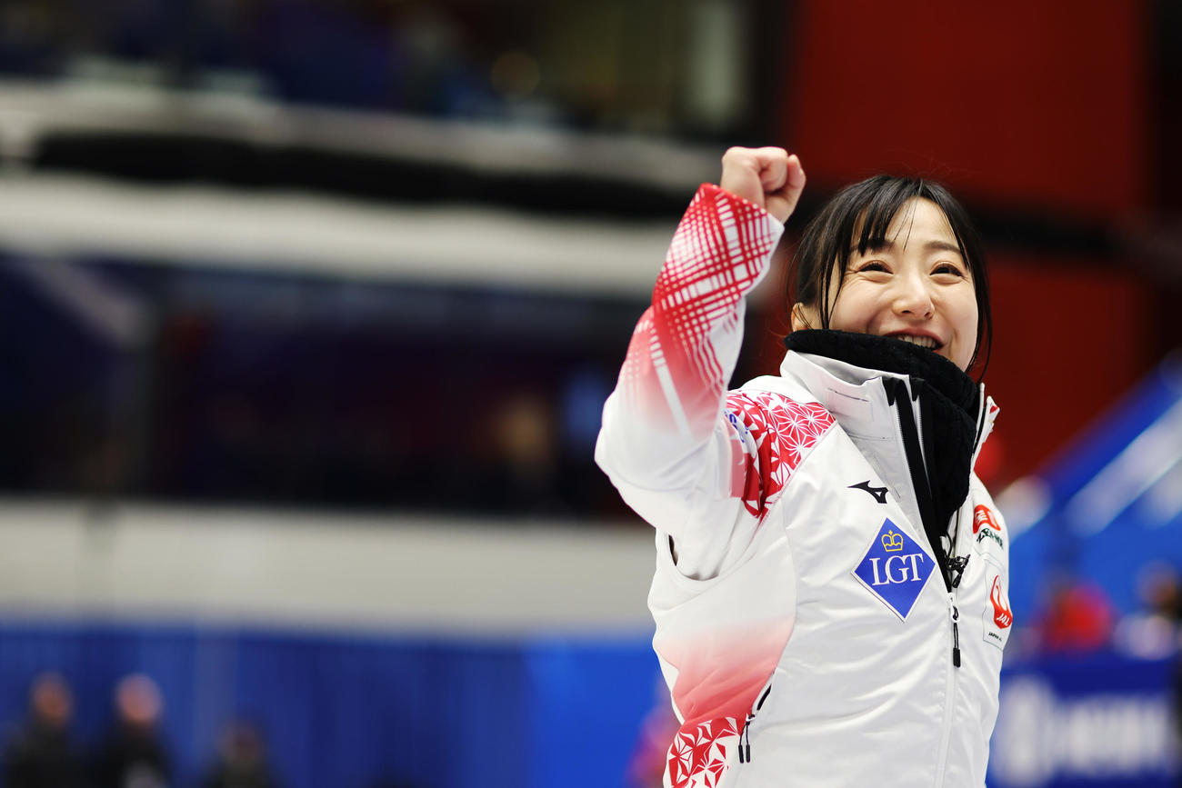 1次リーグカナダ戦で笑顔で右手を突き上げる日本代表ロコ・ソラーレ藤沢（C）WCF／Stephen Fisher