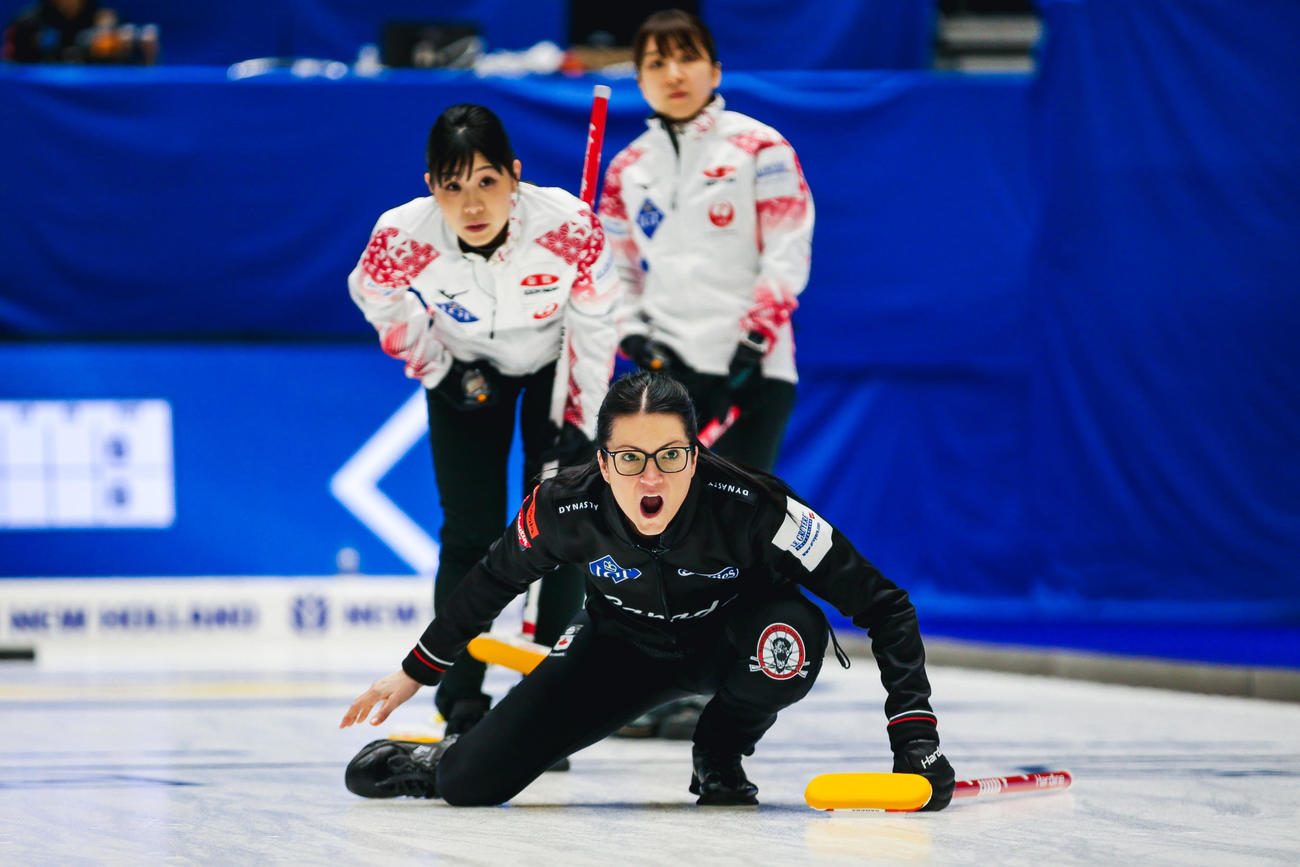 プレーオフのカナダ戦で声を張り上げるカナダ代表エイナーソン（手前）と日本代表ロコ・ソラーレの吉田夕（左奥）と鈴木（C）WCF／Jeffrey Au