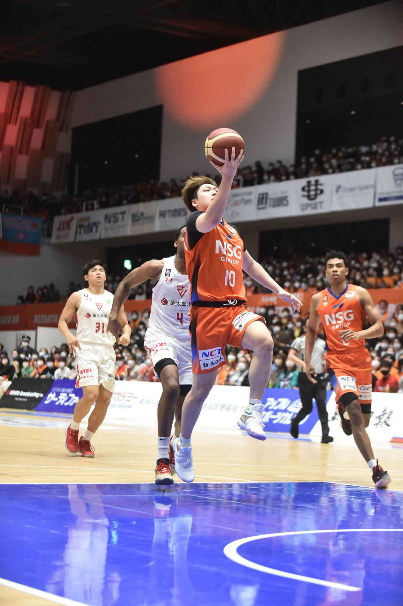 第2Q終了間際、新潟・杉本がレイアップを決めて37－42と5点差に追い上げる