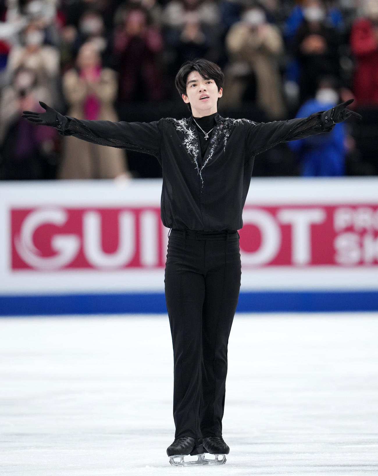 男子フリーでの演技を終え声援に応えるチャ・ジュンファン（撮影・横山健太）