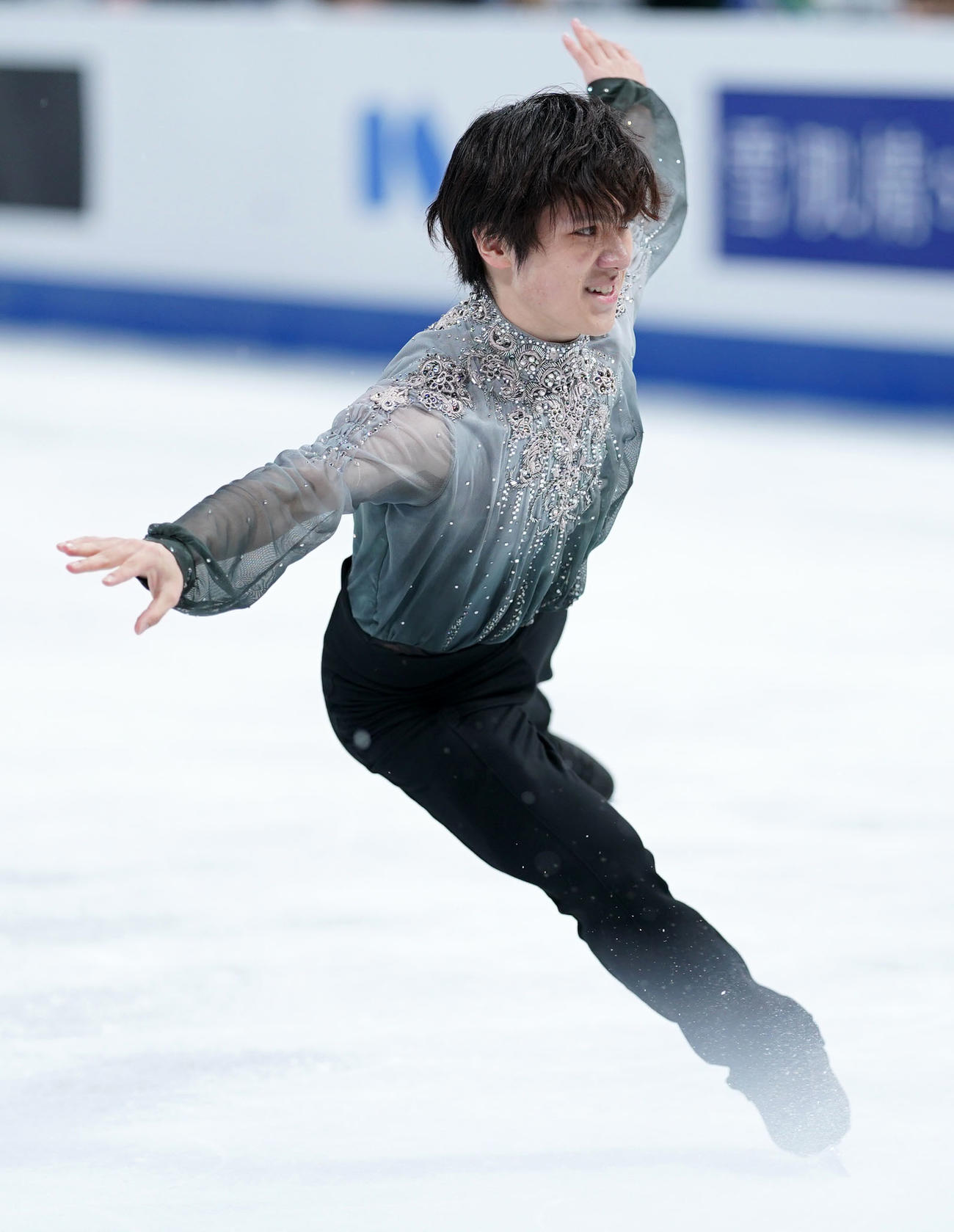 男子フリーでジャンプを成功させ笑みを浮かべる宇野（撮影・横山健太）