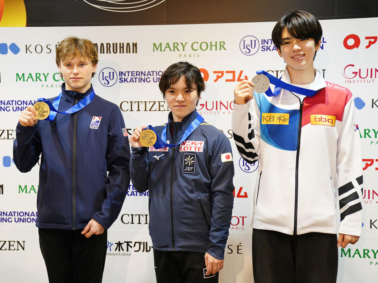 メダルを手に笑顔を見せる、左から3位イリア・マリニン、1位宇野、2位チャ・ジュンファン（撮影・横山健太）