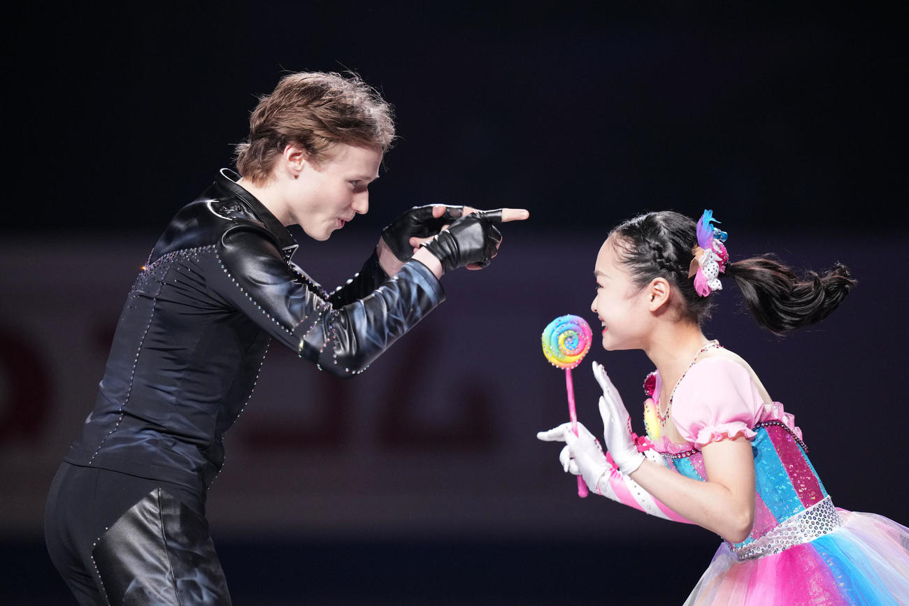 エキシビションで演技する島田（右）とイリア・マリニン（撮影・横山健太）
