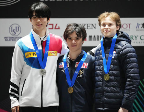 メダルを手に笑顔を見せる、左から3位イリア・マリニン、1位宇野、2位車俊煥（撮影・横山健太）