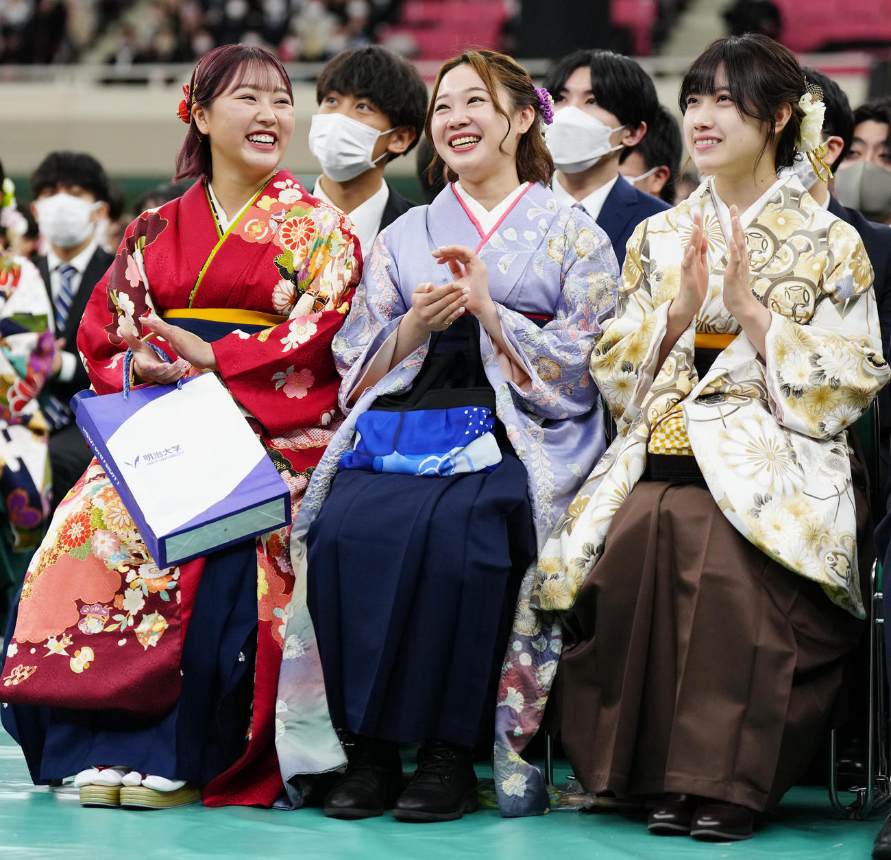 明大卒業式で笑顔を見せる樋口（左）（撮影・江口和貴）