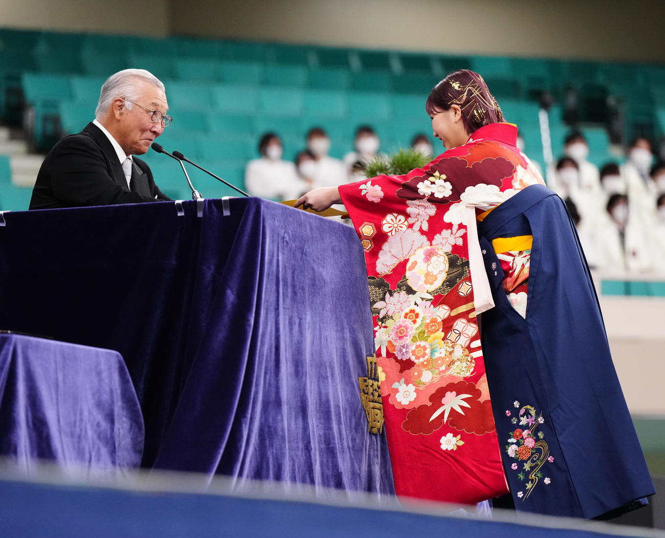 明大卒業式でスポーツ表彰を受ける樋口。左は大六野学長（撮影・江口和貴）