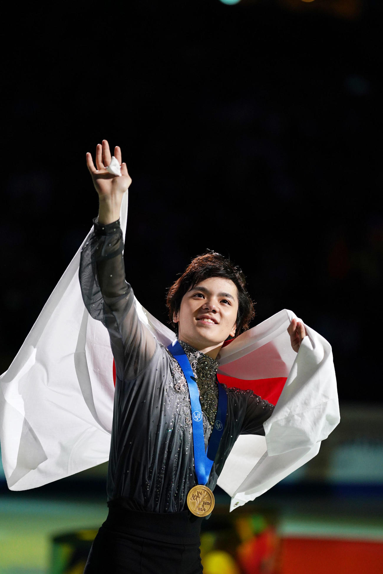 世界フィギュアスケート選手権2023　日の丸をたなびかせて声援に応える宇野（2023年3月25日撮影）