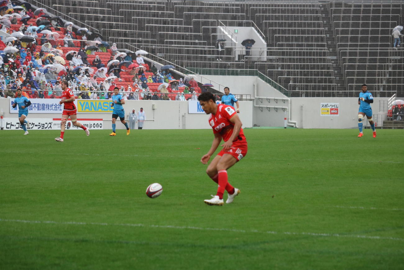 前半、キックに対応する神戸の日本代表FB山中亮平（撮影・益子浩一）