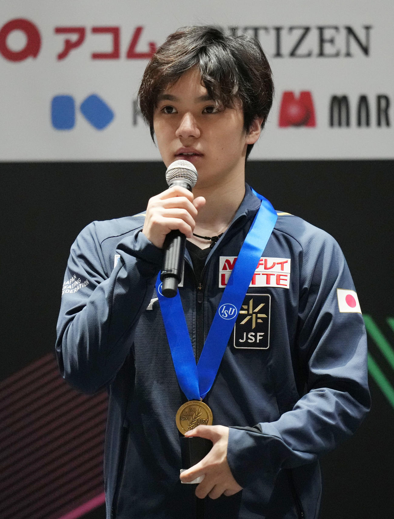 スモールメダルセレモニーに登壇し試合を振り返る宇野（撮影・横山健太）