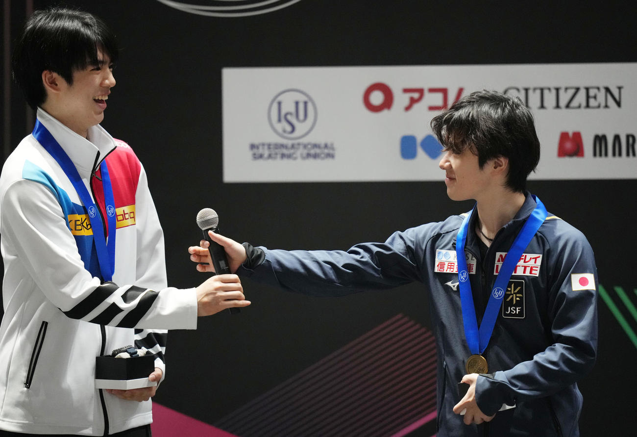 チャ・ジュンファン（左）にマイクを手渡す宇野（撮影・横山健太）