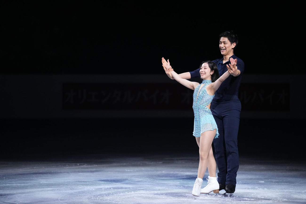 エキシビションでの演技を終え笑顔を見せる三浦（左）木原組（撮影・横山健太）