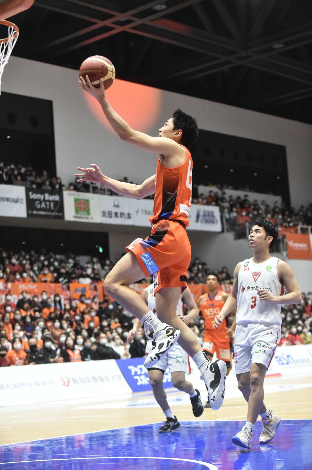 第4Q、新潟の武藤がレイアップを決め、Bリーグ初得点をマーク