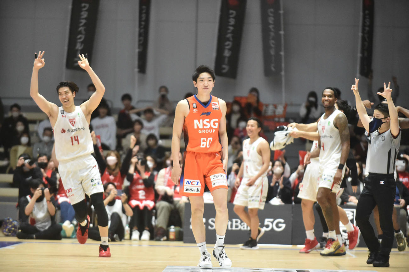 試合終了直前に3点シュートを決められ、苦笑いの武藤