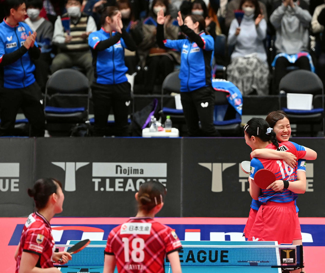 赤江夏星・早田ひな組に勝利した長崎美柚・張本美和組（撮影・たえ見朱実）