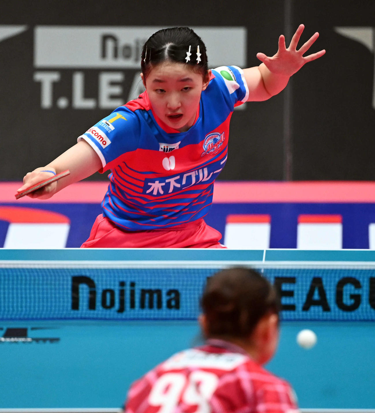女子決勝　神奈川対日本生命　日本生命・伊藤にフルセットの末敗れた神奈川・張本（撮影・たえ見朱実）