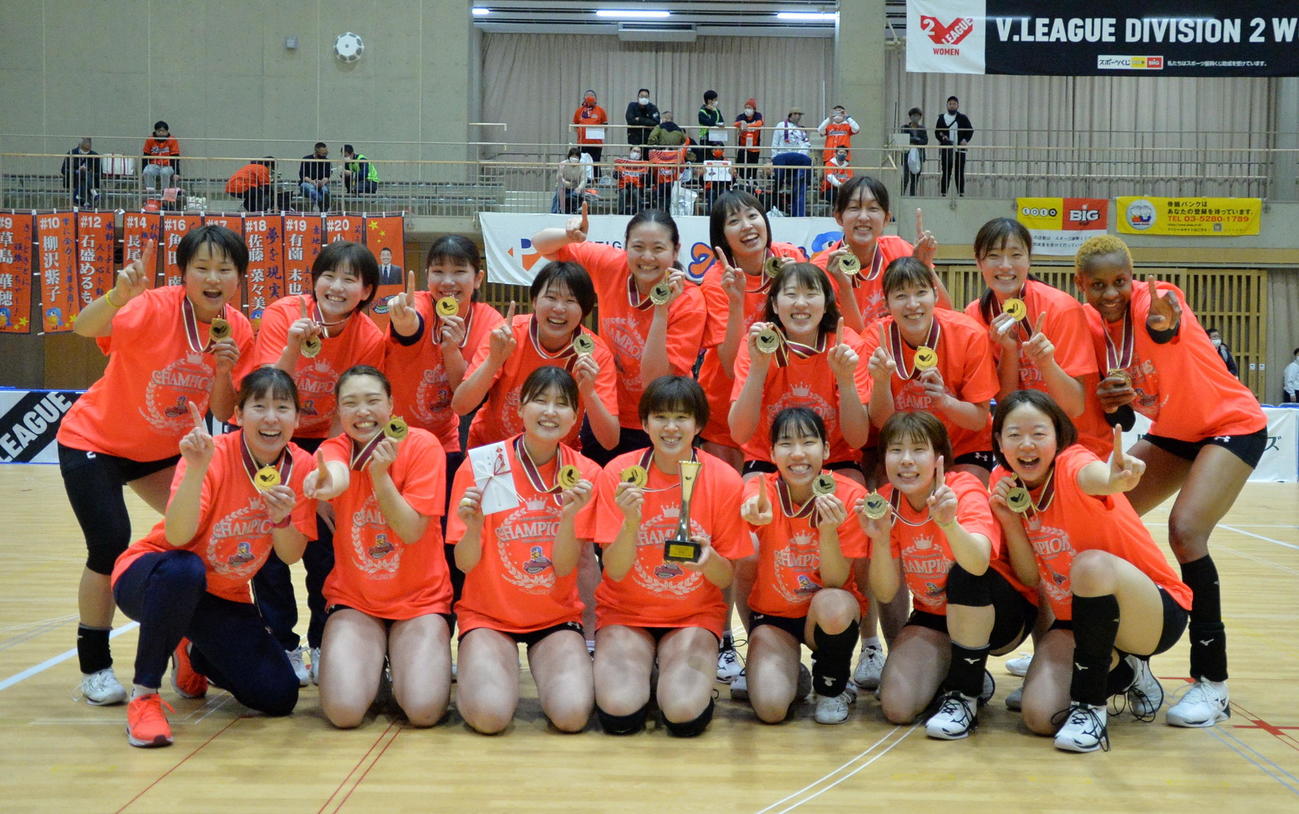 アランマーレ山形対群馬銀行　V2優勝を決め、「ナンバーワン！」のかけ声で記念撮影するアランマーレ山形の選手たち（撮影・濱本神威）