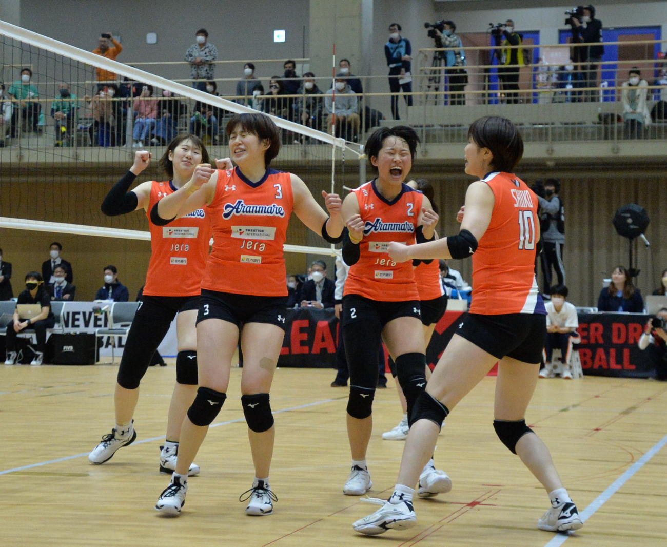 アランマーレ山形対群馬銀行　最終Sで、最後のアタックを決め、喜ぶ木村主将（左から2人目）とアランマーレ山形の選手たち（撮影・濱本神威）