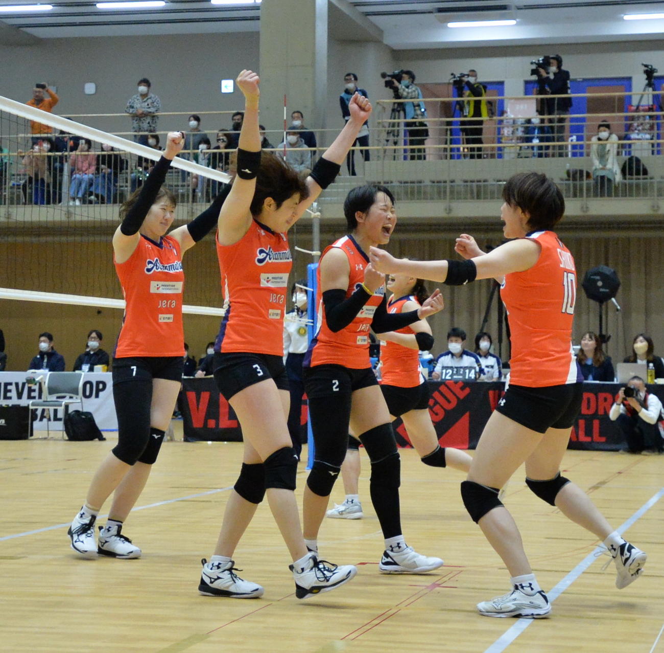 最終S、最後のアタックを決め、拳を高々と突き上げる木村主将（左から2人目）