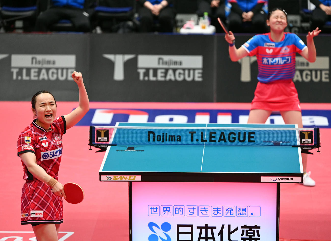 フルセットの末、神奈川・張本に勝利しガッツポーズを決める日本生命・伊藤美誠（撮影・たえ見朱実）