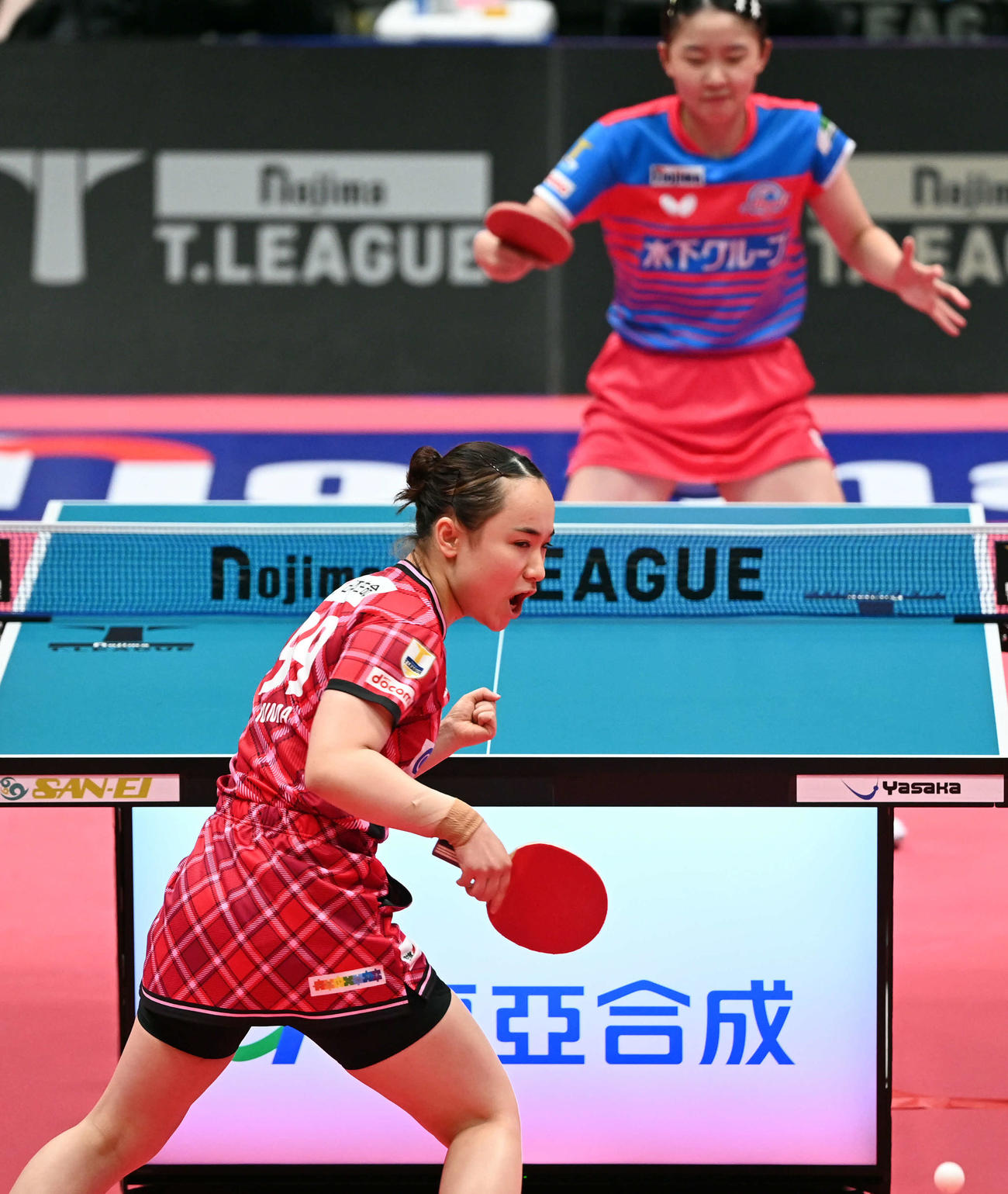 女子決勝　神奈川対日本生命　神奈川・張本から第1ゲームを奪った日本生命・伊藤（撮影・たえ見朱実）