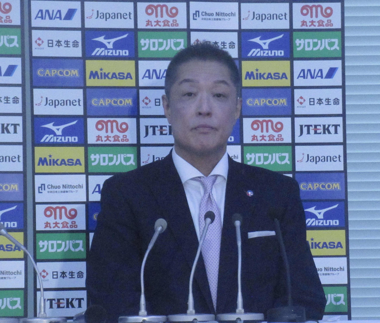 バレー女子日本代表登録メンバー会見に登壇する真鍋監督（撮影・勝部晃多）