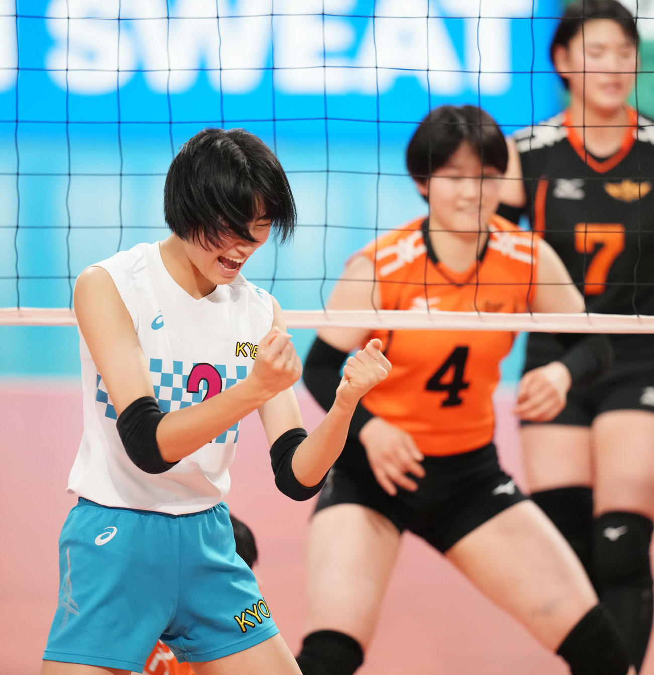 春高バレー　日本航空対共栄学園　得点を奪いガッツポーズする共栄学園・秋本美空（左）（23年1月6日撮影）