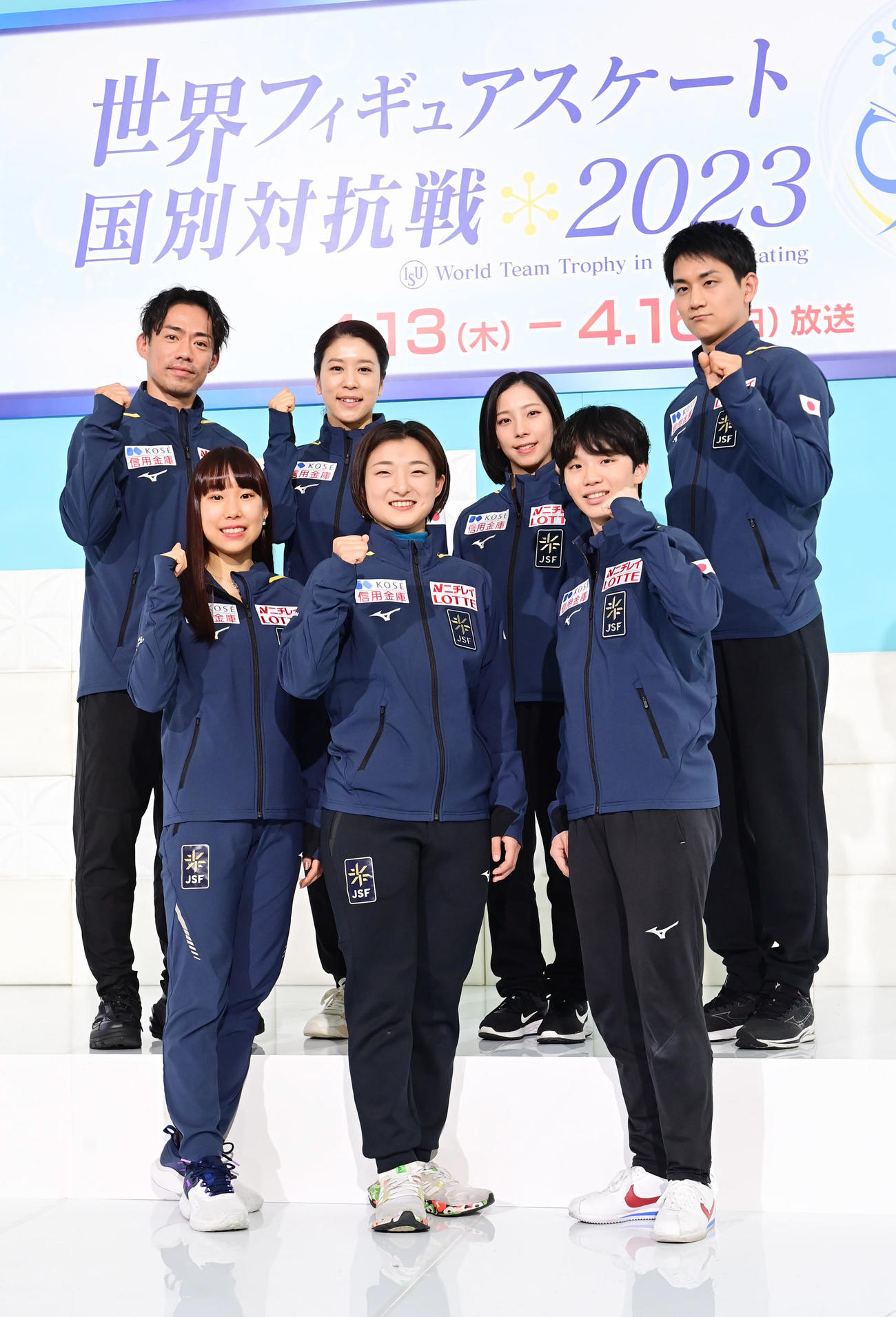 世界フィギュア国別対抗戦の日本代表選手発表会見のフォトセッションに臨む、前列左から三原、坂本、友野、後列左から高橋・村元組、三浦・木原組（撮影・小沢裕）
