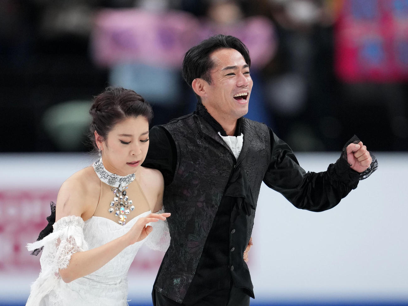 25日、アイスダンスFDの演技を終えガッツポーズする村元哉中（左）高橋大輔組