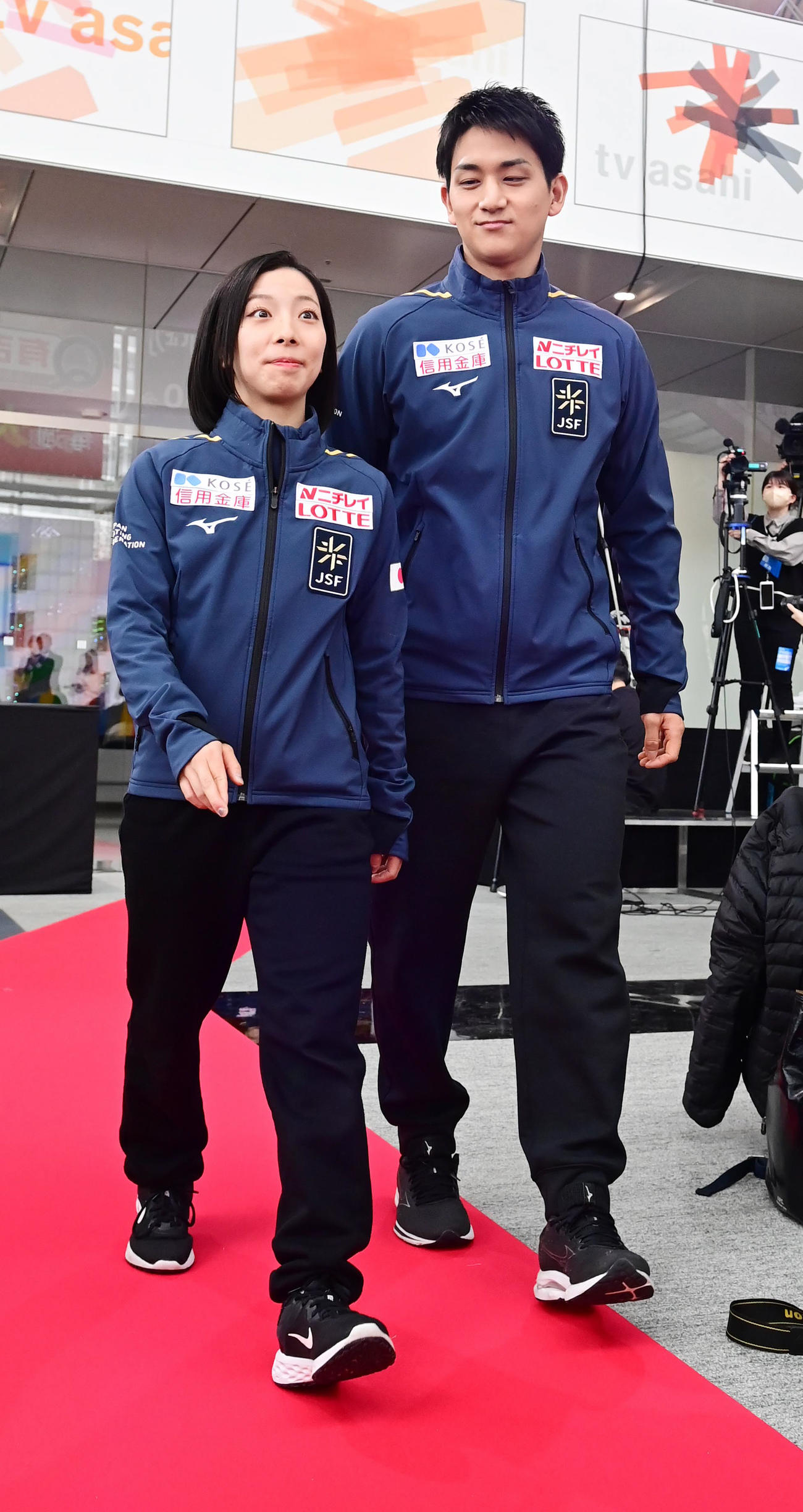 世界フィギュア国別対抗戦の日本代表選手発表会見でレッドカーペットを歩くペアの三浦・木原組（撮影・小沢裕）