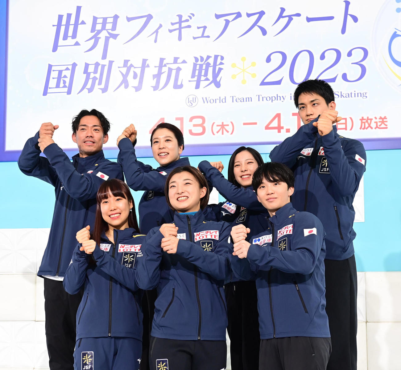 世界フィギュア国別対抗戦の日本代表選手発表会見のフォトセッションでペッパーミルポーズを披露する、前列左から三原、坂本、友野、後列左から高橋・村元組、三浦・木原組（撮影・小沢裕）