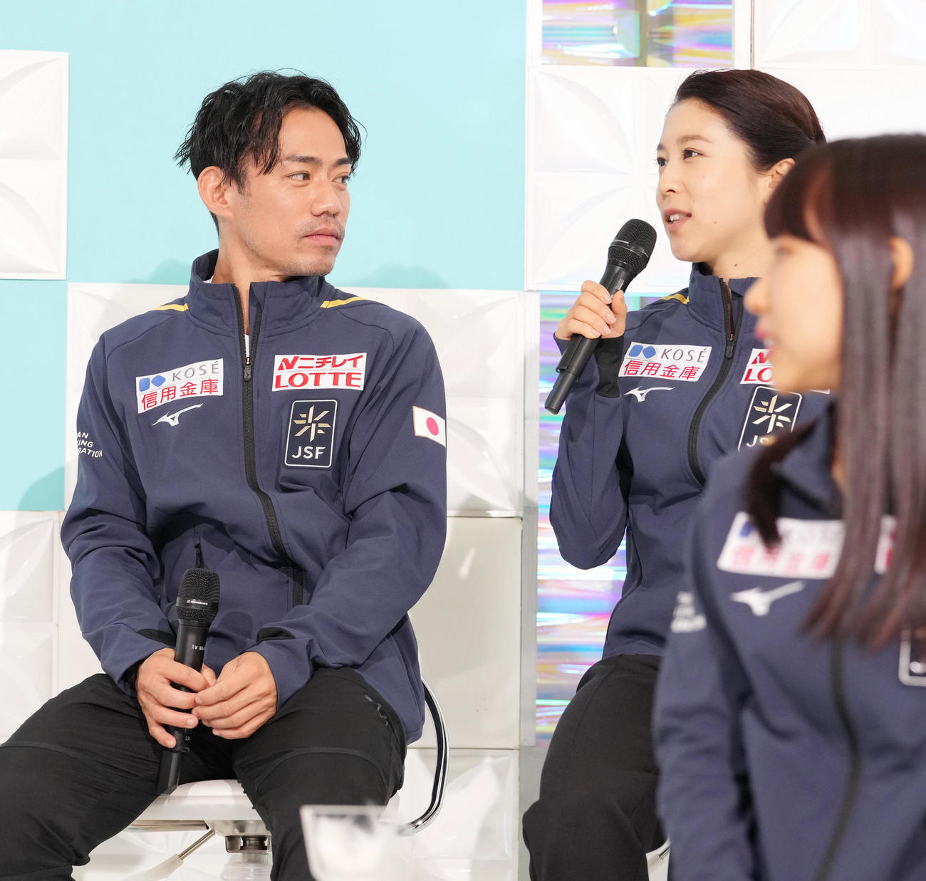 世界フィギュア国別対抗戦の日本代表選手発表会見に臨む高橋・村元組（撮影・小沢裕）