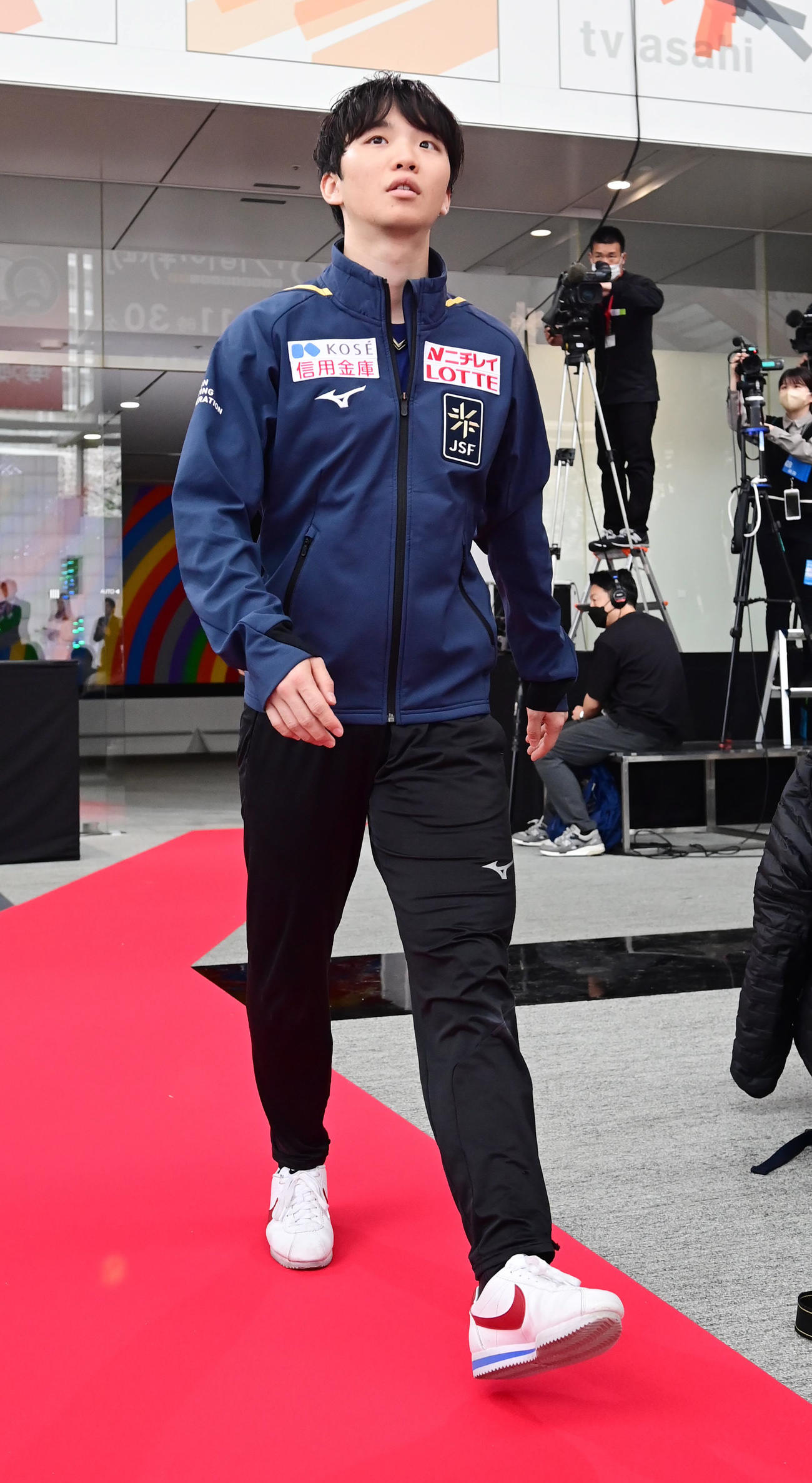 世界フィギュア国別対抗戦の日本代表選手発表会見でレッドカーペットを歩く男子シングルの友野（撮影・小沢裕）