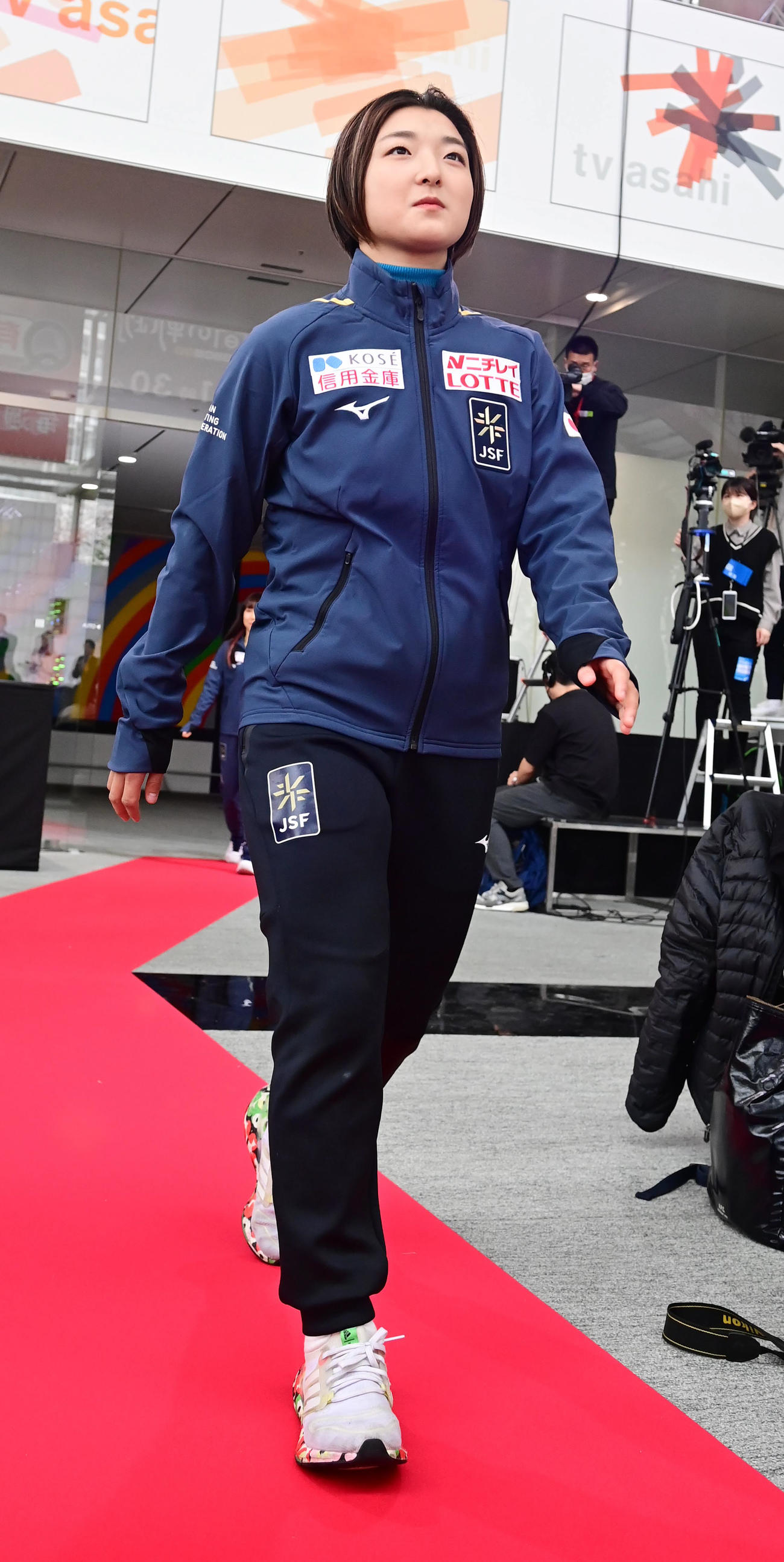 世界フィギュア国別対抗戦の日本代表選手発表会見でレッドカーペットを歩く女子シングルの坂本（撮影・小沢裕）