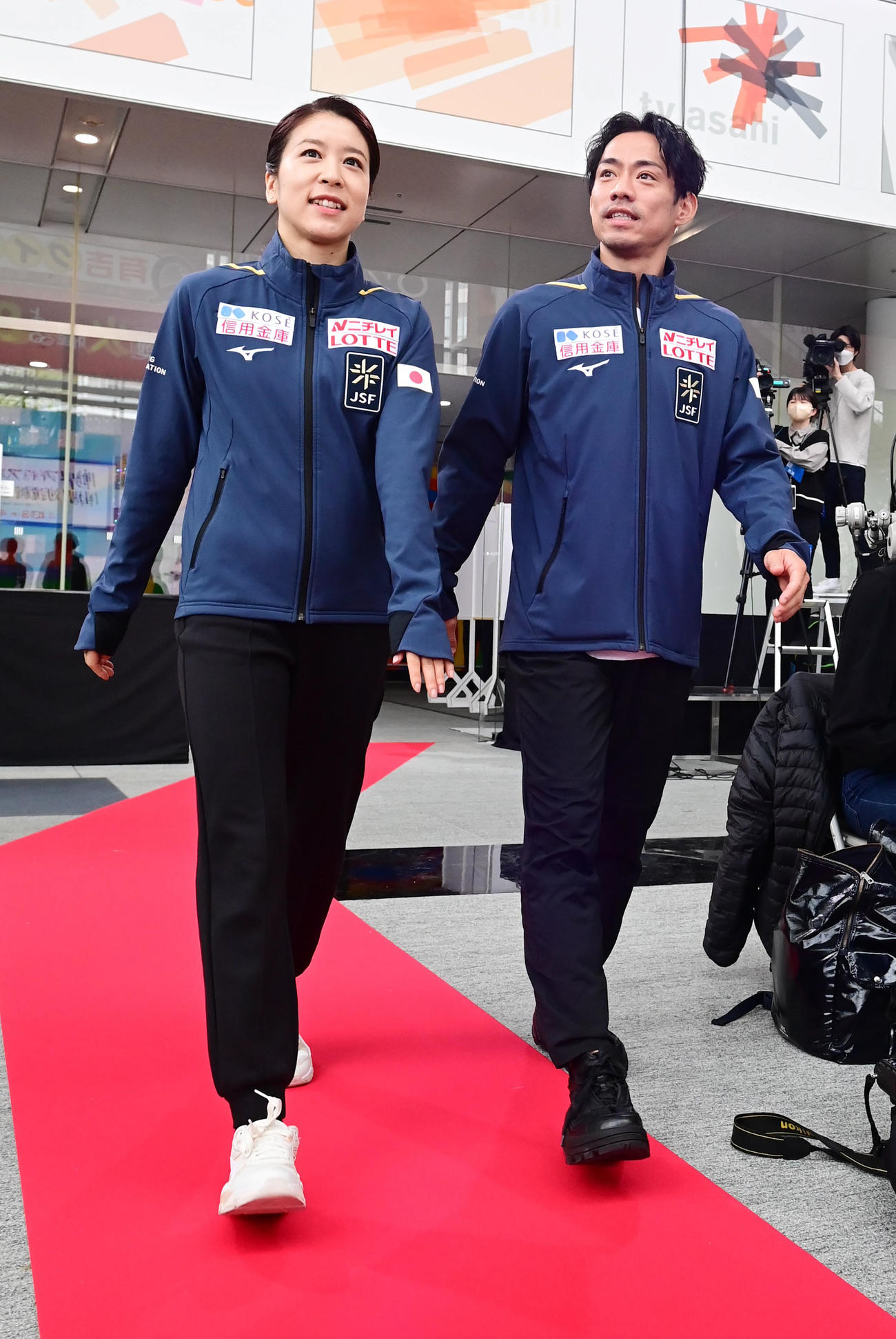 世界フィギュア国別対抗戦の日本代表選手発表会見でレッドカーペットを歩くアイスダンスの高橋・村元組（撮影・小沢裕）