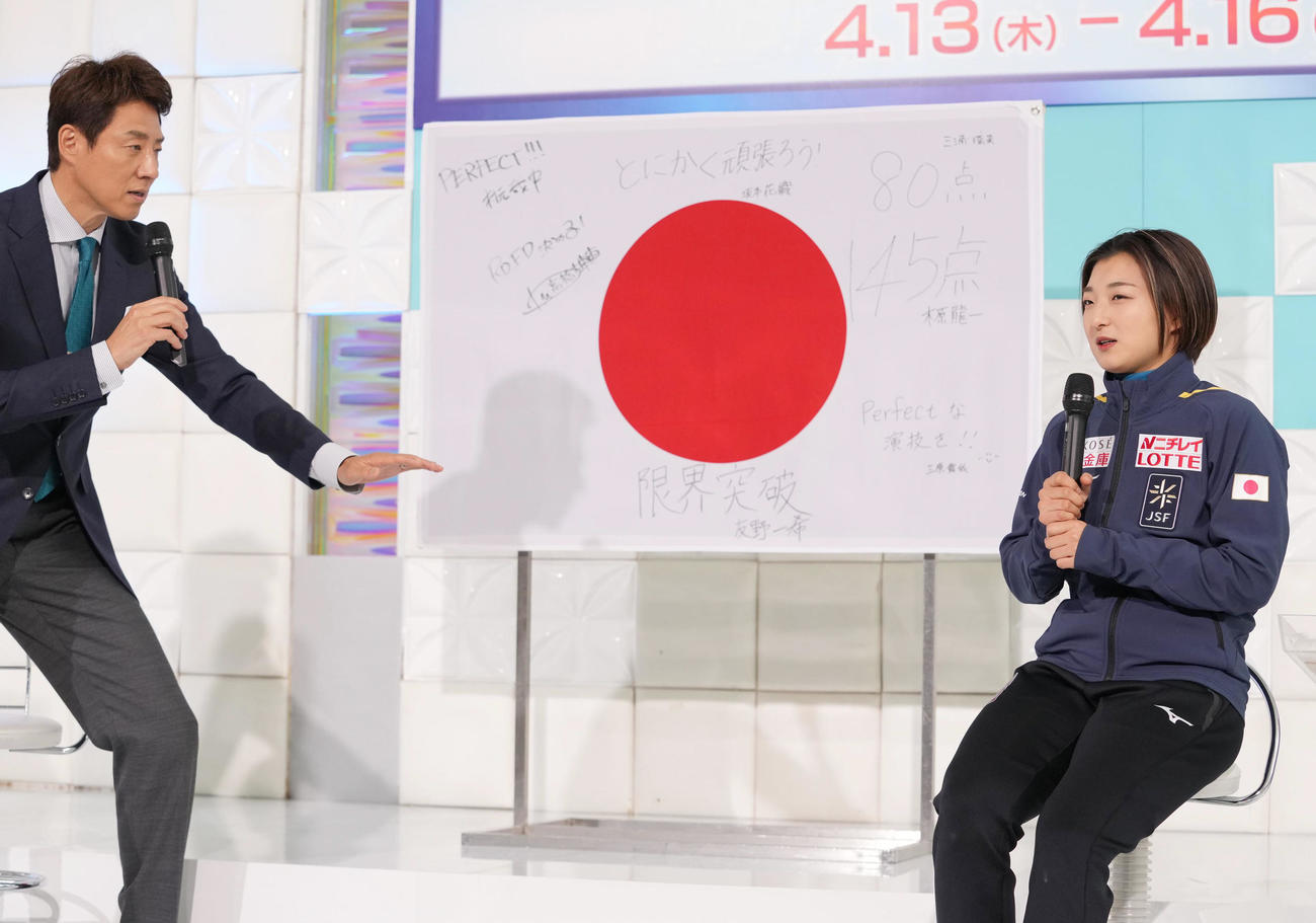 世界フィギュア国別対抗戦の日本代表選手発表会見でキャプテンを務める坂本（右）に熱く迫るメインキャスターの松岡氏（撮影・小沢裕）