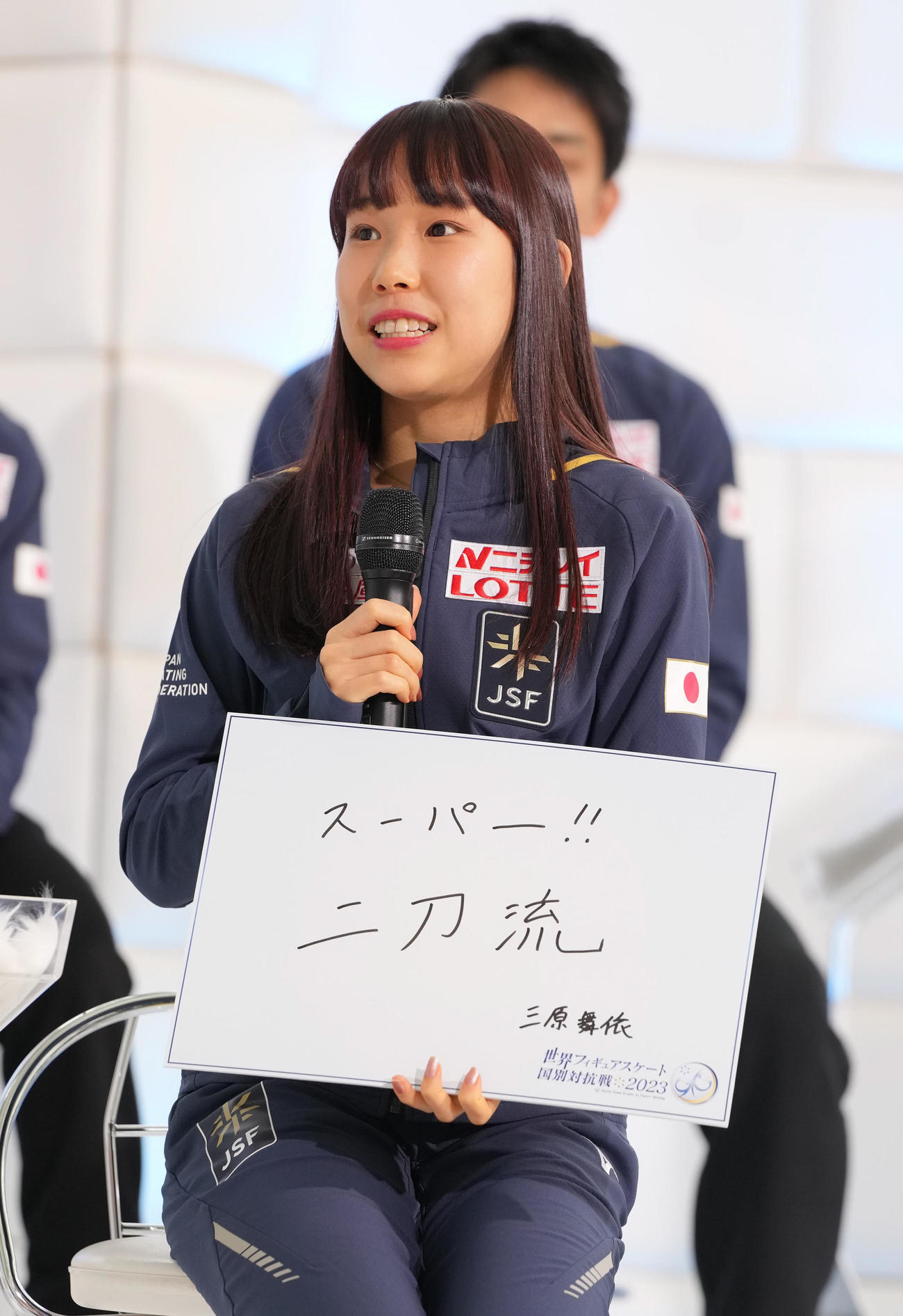 世界フィギュア国別対抗戦の日本代表選手発表会見で「刺激を受けたこと」として「スーパー！！二刀流」とボードに書いた三原（撮影・小沢裕）