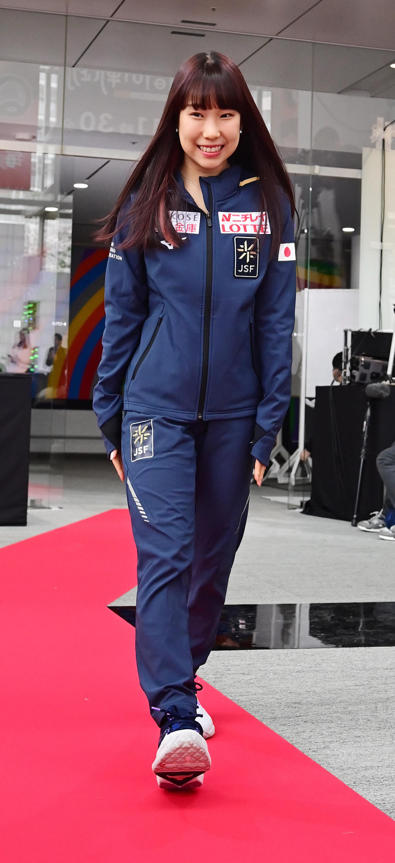 世界フィギュア国別対抗戦の日本代表選手発表会見でレッドカーペットを歩く女子シングルの三原（撮影・小沢裕）