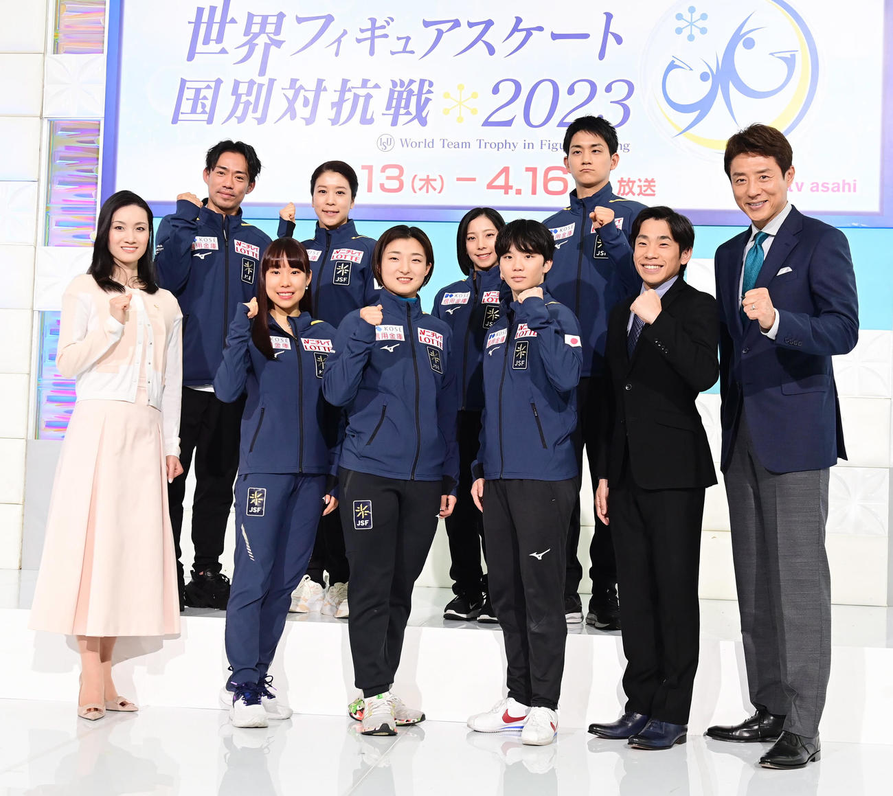 世界フィギュア国別対抗戦の日本代表選手発表会見でフォトセッションに臨む、前列左から特別解説の荒川、三原、坂本、友野、解説の織田、メインキャスターの松岡氏、後列左から高橋・村元組、三浦・木原組（撮影・小沢裕）