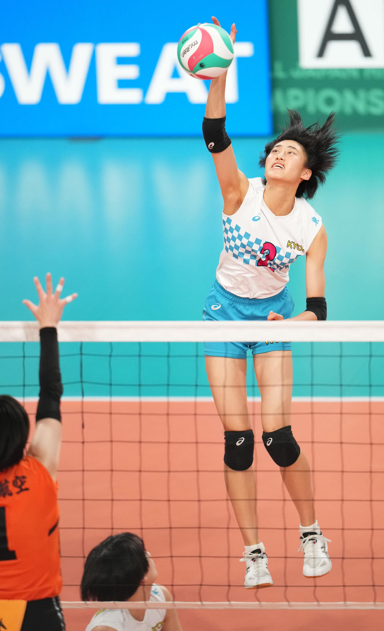日本航空対共栄学園　スパイクを決める共栄学園・秋本（右）（撮影・横山健太）