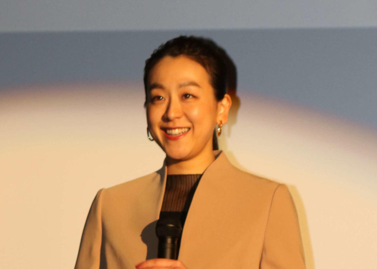 笑顔で発表会見に臨んだ浅田さん